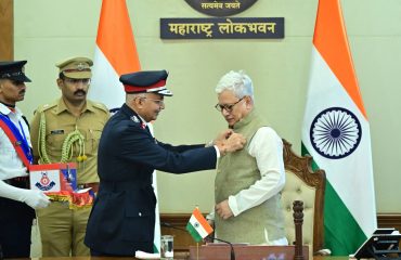 14.04.2026:   राष्ट्रीय अग्निशमन दिनानिमित्त आज राज्यपाल जिष्णु देव वर्मा यांच्या प्रमुख उपस्थितीत  लोकभवन मुंबई येथे    अग्निशमन सेवा सप्ताहाचा शुभारंभ  करण्यात आला. यावेळी मुंबई अग्निशमन दल, एमआयडीसी व महाराष्ट्र अग्निशमन सेवेतील १२ अग्निशमन अधिकारी व कर्मचाऱ्यांना राज्यपालांच्या हस्ते अग्निशमन सेवेकरिता जाहीर झालेले राष्ट्रपती पदक समारंभपूर्वक प्रदान करण्यात आले. यावेळी राज्यपालांच्या हस्ते मुख्य अग्निशमन अधिकारी, एमआयडीसी संतोष वारिक,  मुंबई अग्निशमन दलाचे उपमुख्य अग्निशमन अधिकारी अनिल परब, मुंबई अग्निशमन दलाचे उपमुख्य अग्निशमन अधिकारी हरिश्चंद्र रघु शेट्टी, विभागीय अग्निशमन अधिकारी देवेंद्र पाटील, सब ऑफिसर  राजाराम कुदळे, सब ऑफिसर अनंत धोत्रे,  लिडींग फायरमन  किशोर म्हात्रे,   लिडींग फायरमन   मुरलीधर आंधळे,   लिडींग फायरमन मोहन तोसकर,  लिडींग फायरमन   मुकेश काटे, विभागीय अग्निशमन अधिकारी किशोर घाडीगावकर व वरिष्ठ प्रशिक्षक किरण हत्याळ  यांना राष्ट्रपती पदक प्रदान करण्यात आले. सुरुवातीला महाराष्ट्र अग्निशमन सेवा संचालक संतोष वारिक यांनी राज्यपालांच्या जॅकेटला अग्निशमन ध्वजाचे स्टॅम्प तिकीट लावले.
