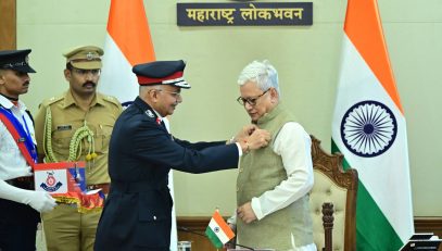 14.04.2026:   राष्ट्रीय अग्निशमन दिनानिमित्त आज राज्यपाल जिष्णु देव वर्मा यांच्या प्रमुख उपस्थितीत  लोकभवन मुंबई येथे    अग्निशमन सेवा सप्ताहाचा शुभारंभ  करण्यात आला. यावेळी मुंबई अग्निशमन दल, एमआयडीसी व महाराष्ट्र अग्निशमन सेवेतील १२ अग्निशमन अधिकारी व कर्मचाऱ्यांना राज्यपालांच्या हस्ते अग्निशमन सेवेकरिता जाहीर झालेले राष्ट्रपती पदक समारंभपूर्वक प्रदान करण्यात आले. यावेळी राज्यपालांच्या हस्ते मुख्य अग्निशमन अधिकारी, एमआयडीसी संतोष वारिक,  मुंबई अग्निशमन दलाचे उपमुख्य अग्निशमन अधिकारी अनिल परब, मुंबई अग्निशमन दलाचे उपमुख्य अग्निशमन अधिकारी हरिश्चंद्र रघु शेट्टी, विभागीय अग्निशमन अधिकारी देवेंद्र पाटील, सब ऑफिसर  राजाराम कुदळे, सब ऑफिसर अनंत धोत्रे,  लिडींग फायरमन  किशोर म्हात्रे,   लिडींग फायरमन   मुरलीधर आंधळे,   लिडींग फायरमन मोहन तोसकर,  लिडींग फायरमन   मुकेश काटे, विभागीय अग्निशमन अधिकारी किशोर घाडीगावकर व वरिष्ठ प्रशिक्षक किरण हत्याळ  यांना राष्ट्रपती पदक प्रदान करण्यात आले. सुरुवातीला महाराष्ट्र अग्निशमन सेवा संचालक संतोष वारिक यांनी राज्यपालांच्या जॅकेटला अग्निशमन ध्वजाचे स्टॅम्प तिकीट लावले.