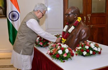 14 04 2026 :  भारतीय राज्यघटनेचे शिल्पकार भारतरत्न डॉ. बाबासाहेब आंबेडकर यांच्या १३५ व्या जयंतीनिमित्त राज्यपाल जिष्णु देव वर्मा यांनी लोकभवन येथे डॉ. आंबेडकर यांच्या अर्धाकृती पुतळ्याला पुष्पांजली अर्पण करुन अभिवादन केले. यावेळी राज्यपालांचे सचिव डॉ. प्रशांत नारनवरे तसेच लोकभवनातील अधिकारी, कर्मचारी व पोलीस अधिकारी व कर्मचारी उपस्थित होते.