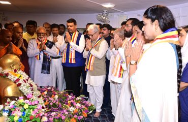 14 04 2026 :  भारतरत्न डॉ. बाबासाहेब आंबेडकर यांच्या १३५ व्या जयंतीनिमित्त महाराष्ट्राचे राज्यपाल जिष्णु देव वर्मा यांनी मुख्यमंत्री देवेंद्र फडणवीस यांच्यासह मुंबईतील चैत्यभूमी येथे जाऊन भारतरत्न डॉ. बाबासाहेब आंबेडकर यांच्या प्रतिमेला पुष्पहार अर्पण केला व अभिवादन केले. यावेळी त्रिशरण बुद्ध वंदनेचे पठण करण्यात आले. राज्यपाल आणि मुख्यमंत्र्यांनी मुंबई महानगरपालिकेतर्फे आयोजित केलेल्या डॉ. आंबेडकर यांच्या दुर्मिळ छायाचित्रांच्या प्रदर्शनाला भेट दिली आणि भीमज्योतीवर पुष्पांजली अर्पण केली. राज्यपालांनी यावेळी बौद्ध भिक्षूंना पवित्र चिवर प्रदान केले. कार्यक्रमाला उपमुख्यमंत्री एकनाथ शिंदे, उपमुख्यमंत्री सुनेत्रा पवार, महाराष्ट्र विधान परिषदेचे सभापती प्रा. राम शिंदे, प्रकाश आंबेडकर, महाराष्ट्र विधानसभेचे उपसभापती अण्णा बनसोडे, मुंबईच्या महापौर ऋतु तावडे, मंत्री छगन भुजबळ, मंगल प्रभात लोढा, आशीष शेलार व संजय शिरसाट, माजी खासदार राहुल शेवाळे, मुख्य सचिव राजेश अग्रवाल, महानगरपालिका आयुक्त अश्विनी भिडे, प्रधान सचिव डॉ. हर्षदीप कांबळे, राज्यपालांचे सचिव डॉ. प्रशांत नारनवरे, भारतीय बौद्ध महासभेचे कार्याध्यक्ष भीमराव आंबेडकर, भदंत डॉ. राहुल बोधी महाथेरो, नागसेन कांबळे तसेच अधिकारी व मान्यवर उपस्थित होते.