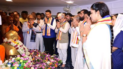 14 04 2026 :  भारतरत्न डॉ. बाबासाहेब आंबेडकर यांच्या १३५ व्या जयंतीनिमित्त महाराष्ट्राचे राज्यपाल जिष्णु देव वर्मा यांनी मुख्यमंत्री देवेंद्र फडणवीस यांच्यासह मुंबईतील चैत्यभूमी येथे जाऊन भारतरत्न डॉ. बाबासाहेब आंबेडकर यांच्या प्रतिमेला पुष्पहार अर्पण केला व अभिवादन केले. यावेळी त्रिशरण बुद्ध वंदनेचे पठण करण्यात आले. राज्यपाल आणि मुख्यमंत्र्यांनी मुंबई महानगरपालिकेतर्फे आयोजित केलेल्या डॉ. आंबेडकर यांच्या दुर्मिळ छायाचित्रांच्या प्रदर्शनाला भेट दिली आणि भीमज्योतीवर पुष्पांजली अर्पण केली. राज्यपालांनी यावेळी बौद्ध भिक्षूंना पवित्र चिवर प्रदान केले. कार्यक्रमाला उपमुख्यमंत्री एकनाथ शिंदे, उपमुख्यमंत्री सुनेत्रा पवार, महाराष्ट्र विधान परिषदेचे सभापती प्रा. राम शिंदे, प्रकाश आंबेडकर, महाराष्ट्र विधानसभेचे उपसभापती अण्णा बनसोडे, मुंबईच्या महापौर ऋतु तावडे, मंत्री छगन भुजबळ, मंगल प्रभात लोढा, आशीष शेलार व संजय शिरसाट, माजी खासदार राहुल शेवाळे, मुख्य सचिव राजेश अग्रवाल, महानगरपालिका आयुक्त अश्विनी भिडे, प्रधान सचिव डॉ. हर्षदीप कांबळे, राज्यपालांचे सचिव डॉ. प्रशांत नारनवरे, भारतीय बौद्ध महासभेचे कार्याध्यक्ष भीमराव आंबेडकर, भदंत डॉ. राहुल बोधी महाथेरो, नागसेन कांबळे तसेच अधिकारी व मान्यवर उपस्थित होते.