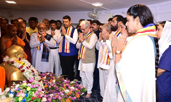 14 04 2026 :  भारतरत्न डॉ. बाबासाहेब आंबेडकर यांच्या १३५ व्या जयंतीनिमित्त महाराष्ट्राचे राज्यपाल जिष्णु देव वर्मा यांनी मुख्यमंत्री देवेंद्र फडणवीस यांच्यासह मुंबईतील चैत्यभूमी येथे जाऊन भारतरत्न डॉ. बाबासाहेब आंबेडकर यांच्या प्रतिमेला पुष्पहार अर्पण केला व अभिवादन केले. यावेळी त्रिशरण बुद्ध वंदनेचे पठण करण्यात आले. राज्यपाल आणि मुख्यमंत्र्यांनी मुंबई महानगरपालिकेतर्फे आयोजित केलेल्या डॉ. आंबेडकर यांच्या दुर्मिळ छायाचित्रांच्या प्रदर्शनाला भेट दिली आणि भीमज्योतीवर पुष्पांजली अर्पण केली. राज्यपालांनी यावेळी बौद्ध भिक्षूंना पवित्र चिवर प्रदान केले. कार्यक्रमाला उपमुख्यमंत्री एकनाथ शिंदे, उपमुख्यमंत्री सुनेत्रा पवार, महाराष्ट्र विधान परिषदेचे सभापती प्रा. राम शिंदे, प्रकाश आंबेडकर, महाराष्ट्र विधानसभेचे उपसभापती अण्णा बनसोडे, मुंबईच्या महापौर ऋतु तावडे, मंत्री छगन भुजबळ, मंगल प्रभात लोढा, आशीष शेलार व संजय शिरसाट, माजी खासदार राहुल शेवाळे, मुख्य सचिव राजेश अग्रवाल, महानगरपालिका आयुक्त अश्विनी भिडे, प्रधान सचिव डॉ. हर्षदीप कांबळे, राज्यपालांचे सचिव डॉ. प्रशांत नारनवरे, भारतीय बौद्ध महासभेचे कार्याध्यक्ष भीमराव आंबेडकर, भदंत डॉ. राहुल बोधी महाथेरो, नागसेन कांबळे तसेच अधिकारी व मान्यवर उपस्थित होते.