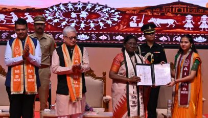 15.04.2026: केंद्रीय आयुर्विज्ञान संस्थेचा (एम्स) द्वितीय  दीक्षांत समारंभ  राष्ट्रपती द्रौपदी मुर्मू यांच्या प्रमुख उपस्थितीत नागपूर येथे संपन्न झाला. या समारंभात राज्यपाल जिष्णू देव वर्मा, मुख्यमंत्री देवेंद्र फडणवीस, केंद्रीय सार्वजनिक आरोग्य व कुटुंब कल्याण राज्यमंत्री प्रतापराव जाधव, नागपूर एम्सचे अध्यक्ष डॉ. अनंत पांढरे, कार्यकारी संचालक डॅा. प्रशांत जोशी व्यासपीठावर उपस्थित होते. राष्ट्रपती द्रौपदी मुर्मू यांच्या हस्ते प्रातिनिधीक स्वरूपात विविध अभ्यासक्रमांमध्ये गुणवत्ता यादीत  आलेल्या आठ विद्यार्थ्यांना प्रातिनिधीक स्वरूपात पदवीप्रदान करण्यात आले. त्यानंतर दीक्षांत समारंभात एकूण 210 विद्यार्थ्यांना त्यांच्या शैक्षणिक कामगिरीच्या गौरवार्थ पदव्या व सुवर्णपदके प्रदान करण्यात आली. यामध्ये 129 एमबीबीएस, 29 एमडी/एमएस, 35 बी.एस्सी. (ऑनर्स) नर्सिंग, 5 एम.एस्सी. आणि 12 संलग्न व आरोग्यसेवा शाखांतील पदवीधरांचा समावेश आहे.