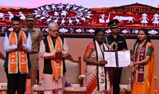 15.04.2026: केंद्रीय आयुर्विज्ञान संस्थेचा (एम्स) द्वितीय  दीक्षांत समारंभ  राष्ट्रपती द्रौपदी मुर्मू यांच्या प्रमुख उपस्थितीत नागपूर येथे संपन्न झाला. या समारंभात राज्यपाल जिष्णू देव वर्मा, मुख्यमंत्री देवेंद्र फडणवीस, केंद्रीय सार्वजनिक आरोग्य व कुटुंब कल्याण राज्यमंत्री प्रतापराव जाधव, नागपूर एम्सचे अध्यक्ष डॉ. अनंत पांढरे, कार्यकारी संचालक डॅा. प्रशांत जोशी व्यासपीठावर उपस्थित होते. राष्ट्रपती द्रौपदी मुर्मू यांच्या हस्ते प्रातिनिधीक स्वरूपात विविध अभ्यासक्रमांमध्ये गुणवत्ता यादीत  आलेल्या आठ विद्यार्थ्यांना प्रातिनिधीक स्वरूपात पदवीप्रदान करण्यात आले. त्यानंतर दीक्षांत समारंभात एकूण 210 विद्यार्थ्यांना त्यांच्या शैक्षणिक कामगिरीच्या गौरवार्थ पदव्या व सुवर्णपदके प्रदान करण्यात आली. यामध्ये 129 एमबीबीएस, 29 एमडी/एमएस, 35 बी.एस्सी. (ऑनर्स) नर्सिंग, 5 एम.एस्सी. आणि 12 संलग्न व आरोग्यसेवा शाखांतील पदवीधरांचा समावेश आहे.