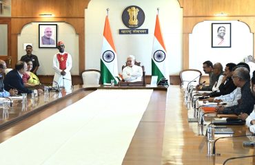 13.04.2026: महाराष्ट्रातील केवळ एक - दोन विद्यापीठांना आज राष्ट्रीय मानांकनात स्थान आहे. हे चित्र बदलले पाहिजे. राज्यातील समूह विद्यापीठे नवीन असली तरीही त्यांचेशी संलग्न महाविद्यालये जुनी व नामांकित आहेत. त्यामुळे या विद्यापीठांनी राष्ट्रीय विद्यापीठ मानांकनामध्ये आपले मानांकन सुधारण्यासाठी कसोशीने प्रयत्न करावे अशी सूचना  राज्यपाल तथा विद्यापीठांचे कुलपती जिष्णु देव वर्मा यांनी आज राज्यातील समूह विद्यापीठांना केली. राज्यपालांच्या प्रमुख उपस्थितीत राज्यातील चार समूह विद्यापीठांची लोकभवन मुंबई येथे आढावा बैठक झाली, त्यावेळी ते बोलत होते. बैठकीला एचएसएनसी विद्यापीठाच्या कुलगुरु डॉ हेमलता बागला, डॉ होमी भाभा राज्य विद्यापीठाचे कुलगुरु प्रा. राजनीश कामत, सातारा येथील कर्मवीर भाऊराव पाटील विद्यापीठाचे प्रोव्होस्ट चंद्रकांत दळवी व कुलगुरु डॉ ज्ञानदेव म्हस्के तसेच वारणानगर येथील वारणा विद्यापीठांचे कुलगुरु डॉ डी टी शिर्के तसेच विद्यापीठांचे अधिकारी उपस्थित होते. विकसित भारताचे लक्ष्य गाठताना क्षयरोगाचे समूळ उच्चाटन झाले पाहिजे असे सांगून समूह विद्यापीठांनी टीबी मुक्त भारत अभियानात विद्यार्थ्यांना सहभागी करून घ्यावे अशी सूचना राज्यपालांनी यावेळी केली. यासाठी विद्यापीठांनी विद्यार्थ्यांसाठी पोस्टर स्पर्था घ्यावी, मराठी व हिंदी भाषेत जिंगल्स स्पर्धा तसेच नाविन्यपूर्ण उपक्रम घ्यावे अशीही सूचना राज्यपालांनी यावेळी केली. यावेळी विद्यापीठांनी राज्यपालांसमोर आपल्या विद्यापीठांचे सादरीकरण केले. त्यामध्ये राष्ट्रीय शैक्षणिक धोरणाची अंमलबजावणी, नाविन्यपूर्ण अभ्यासक्रम, सर्वोत्तम प्रथा, संशोधन प्रकल्प, कौशल्य अभ्यासक्रम, विद्यार्थ्यांची नावनोंदणी, वैशिष्ट्यपूर्ण कामगिरी, देशविदेशातील विद्यापीठांसोबत सुरु असलेले सहकार्य आदी विषयांची राज्यपालांना माहिती दिली