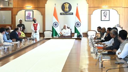 13.04.2026: महाराष्ट्रातील केवळ एक - दोन विद्यापीठांना आज राष्ट्रीय मानांकनात स्थान आहे. हे चित्र बदलले पाहिजे. राज्यातील समूह विद्यापीठे नवीन असली तरीही त्यांचेशी संलग्न महाविद्यालये जुनी व नामांकित आहेत. त्यामुळे या विद्यापीठांनी राष्ट्रीय विद्यापीठ मानांकनामध्ये आपले मानांकन सुधारण्यासाठी कसोशीने प्रयत्न करावे अशी सूचना  राज्यपाल तथा विद्यापीठांचे कुलपती जिष्णु देव वर्मा यांनी आज राज्यातील समूह विद्यापीठांना केली. राज्यपालांच्या प्रमुख उपस्थितीत राज्यातील चार समूह विद्यापीठांची लोकभवन मुंबई येथे आढावा बैठक झाली, त्यावेळी ते बोलत होते. बैठकीला एचएसएनसी विद्यापीठाच्या कुलगुरु डॉ हेमलता बागला, डॉ होमी भाभा राज्य विद्यापीठाचे कुलगुरु प्रा. राजनीश कामत, सातारा येथील कर्मवीर भाऊराव पाटील विद्यापीठाचे प्रोव्होस्ट चंद्रकांत दळवी व कुलगुरु डॉ ज्ञानदेव म्हस्के तसेच वारणानगर येथील वारणा विद्यापीठांचे कुलगुरु डॉ डी टी शिर्के तसेच विद्यापीठांचे अधिकारी उपस्थित होते. विकसित भारताचे लक्ष्य गाठताना क्षयरोगाचे समूळ उच्चाटन झाले पाहिजे असे सांगून समूह विद्यापीठांनी टीबी मुक्त भारत अभियानात विद्यार्थ्यांना सहभागी करून घ्यावे अशी सूचना राज्यपालांनी यावेळी केली. यासाठी विद्यापीठांनी विद्यार्थ्यांसाठी पोस्टर स्पर्था घ्यावी, मराठी व हिंदी भाषेत जिंगल्स स्पर्धा तसेच नाविन्यपूर्ण उपक्रम घ्यावे अशीही सूचना राज्यपालांनी यावेळी केली. यावेळी विद्यापीठांनी राज्यपालांसमोर आपल्या विद्यापीठांचे सादरीकरण केले. त्यामध्ये राष्ट्रीय शैक्षणिक धोरणाची अंमलबजावणी, नाविन्यपूर्ण अभ्यासक्रम, सर्वोत्तम प्रथा, संशोधन प्रकल्प, कौशल्य अभ्यासक्रम, विद्यार्थ्यांची नावनोंदणी, वैशिष्ट्यपूर्ण कामगिरी, देशविदेशातील विद्यापीठांसोबत सुरु असलेले सहकार्य आदी विषयांची राज्यपालांना माहिती दिली