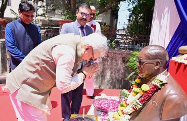 14 04 2026 : महाराष्ट्राचे राज्यपाल जिष्णु देव वर्मा यांनी आज लोकभवन कर्मचारी वसाहत संकूल येथे आयोजित १३५ व्या डॉ आंबेडकर जयंती कार्यक्रमात सहभागी होऊन महामानव भारतरत्न डॉ बाबासाहेब आंबेडकर यांच्या अर्धाकृती पुतळयाला पुष्पांजली वाहून अभिवादन केले. यावेळी समितीच्या पदाधिकाऱ्यांनी राज्यपालांचा सत्कार केला.