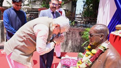 14 04 2026 : महाराष्ट्राचे राज्यपाल जिष्णु देव वर्मा यांनी आज लोकभवन कर्मचारी वसाहत संकूल येथे आयोजित १३५ व्या डॉ आंबेडकर जयंती कार्यक्रमात सहभागी होऊन महामानव भारतरत्न डॉ बाबासाहेब आंबेडकर यांच्या अर्धाकृती पुतळयाला पुष्पांजली वाहून अभिवादन केले. यावेळी समितीच्या पदाधिकाऱ्यांनी राज्यपालांचा सत्कार केला.