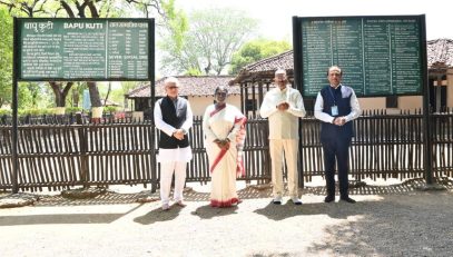 President of India visits the ashram of the Mahatma Gandhi at Wardha.