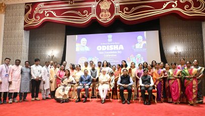 17.04.2026: महाराष्ट्राचे राज्यपाल जिष्णु देव वर्मा यांच्या उपस्थितीत लोकभवन येथे राजस्थान आणि ओडिशा राज्यांचा राज्य स्थापना दिवस सांस्कृतिक कार्यक्रमाच्या माध्यमातून साजरा करण्यात आला. हा कार्यक्रम मुंबई महानगर पालिकेच्या संगीत कला अकादमीच्या सहकार्याने सादर करण्यात आला. 
यावेळी मुंबई महानगरपालिकेच्या शाळांमधील विद्यार्थ्यांनी सादर केलेल्या राजस्थान व ओडिशा राज्यांच्या लोकगीत व नृत्याला राज्यपालांनी भरभरुन शाबासकी दिली. भारत सरकारच्या 'एक भारत श्रेष्ठ भारत' उपक्रमाचा भाग म्हणून राजस्थान आणि ओडिशा राज्य स्थापना दिवस लोकभवन येथे आयोजित करण्यात आला होता. कार्यक्रमाला मुंबई महानगर पालिकेच्या शिक्षण समितीच्या अध्यक्षा राजेश्री शिरोडकर, समितीचे सदस्य, पालिकेचे अतिरिक्त आयुक्त (शिक्षण) डॉ अविनाश ढाकणे, राज्यपालांचे सचिव डॉ. प्रशांत नारनवरे, राज्यपालांचे परिवार प्रबंधक डॉ निशिकांत देशपांडे व पालिकेच्या उपायुक्त (शिक्षण) डॉ प्राची जांभेकर उपस्थित होते.