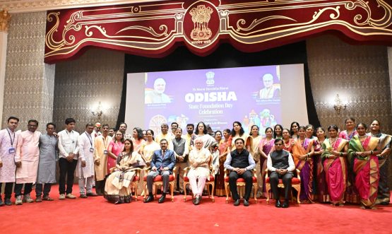 17.04.2026: महाराष्ट्राचे राज्यपाल जिष्णु देव वर्मा यांच्या उपस्थितीत लोकभवन येथे राजस्थान आणि ओडिशा राज्यांचा राज्य स्थापना दिवस सांस्कृतिक कार्यक्रमाच्या माध्यमातून साजरा करण्यात आला. हा कार्यक्रम मुंबई महानगर पालिकेच्या संगीत कला अकादमीच्या सहकार्याने सादर करण्यात आला. 
यावेळी मुंबई महानगरपालिकेच्या शाळांमधील विद्यार्थ्यांनी सादर केलेल्या राजस्थान व ओडिशा राज्यांच्या लोकगीत व नृत्याला राज्यपालांनी भरभरुन शाबासकी दिली. भारत सरकारच्या 'एक भारत श्रेष्ठ भारत' उपक्रमाचा भाग म्हणून राजस्थान आणि ओडिशा राज्य स्थापना दिवस लोकभवन येथे आयोजित करण्यात आला होता. कार्यक्रमाला मुंबई महानगर पालिकेच्या शिक्षण समितीच्या अध्यक्षा राजेश्री शिरोडकर, समितीचे सदस्य, पालिकेचे अतिरिक्त आयुक्त (शिक्षण) डॉ अविनाश ढाकणे, राज्यपालांचे सचिव डॉ. प्रशांत नारनवरे, राज्यपालांचे परिवार प्रबंधक डॉ निशिकांत देशपांडे व पालिकेच्या उपायुक्त (शिक्षण) डॉ प्राची जांभेकर उपस्थित होते.