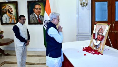 19.04.2026:  महात्मा बसवेश्वर यांच्या जयंतीनिमित्त राज्यपाल जिष्णु देव वर्मा यांनी  लोकभवन मुंबई येथे त्यांच्या प्रतिमेला पुष्पांजली वाहून अभिवादन केले. यावेळी राज्यपालांचे सचिव डॉ. प्रशांत नारनवरे तसेच लोकभवनातील अधिकारी व कर्मचारी तसेच पोलीस अधिकारी व कर्मचारी उपस्थित होते.