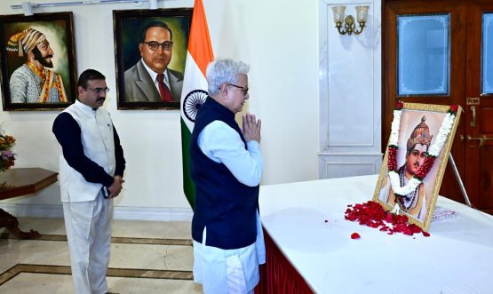 19.04.2026:  महात्मा बसवेश्वर यांच्या जयंतीनिमित्त राज्यपाल जिष्णु देव वर्मा यांनी  लोकभवन मुंबई येथे त्यांच्या प्रतिमेला पुष्पांजली वाहून अभिवादन केले. यावेळी राज्यपालांचे सचिव डॉ. प्रशांत नारनवरे तसेच लोकभवनातील अधिकारी व कर्मचारी तसेच पोलीस अधिकारी व कर्मचारी उपस्थित होते.