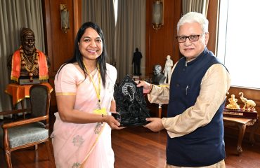 Divisional Commissioner of Konkan Division Rubal Agarwal meets Governor