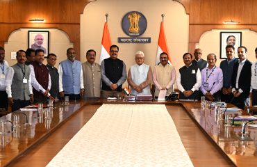 23.04.2026: महाराष्ट्राचे राज्यपाल जिष्णु देव वर्मा यांच्या अध्यक्षतेखाली आज राज्यातील कृषि व पदूम विभागाच्या वरिष्ठ अधिकाऱ्यांची तसेच राज्यातील कृषि तसेच पशुविज्ञान विद्यापीठांच्या कुलगुरुंची बैठक संपन्न झाली. यावेळी राज्यपालांनी प्रत्येक कृषि विद्यापीठाला कृषि आधारित इन्क्युबेशन सेंटर तसेच कृषि उत्पादनांवर आधारित ५० स्टार्टअप्स सुरु करण्याच्या सूचना केल्या. विद्यापीठात तयार होणाऱ्या कृषि आधारित उत्पादनांची विक्री व्हावी व त्यातून कृषि स्नातकांना उत्पन्नाचे साधन मिळावे या दृष्टीने स्टार्टअप्सना चालना देण्याची सूचना राज्यपालांनी केली. सुरुवातीला पदूम विभागाचे सचिव डॉ रामास्वामी एन. यांनी पशुसंवर्धन, दुग्धव्यवसाय व मत्स्यव्यवसाय याबाबत सादरीकरण करुन पदूम क्षेत्रातील संधी व आव्हाने यांचे विवेचन केले. कृषी आयुक्त सुरज मांढरे, मत्स्य आयुक्त प्रेरणा देशभ्रतार, पशुसंवर्धन आयुक्त डॉ. किरण पाटील, तसेच राज्यातील चारही कृषी विद्यापीठ व पशु व मत्स्य विज्ञान विद्यापीठाचे कुलगुरू उपस्थित होते. यावेळी पदूम सचिव तसेच कृषि आयुक्तांनी सादरीकरण केले. त्यानंतर नागपूर येथील महाराष्ट्र पशु व मत्स्य विज्ञान विद्यापीठाचे कुलगुरु डॉ नितीन पाटील यांनी सादरीकरण केले. डॉ. बाळासाहेब सावंत कोकण कृषी विद्यापीठाचे कुलगुरु डॉ संजय भावे यांनी यावेळी विद्यापीठाबाबत सादरीकरण केले. महात्मा फुले कृषी विद्यापीठ, राहुरीचे कुलगरु डॉ विलास खर्चे, डॉ पंजाबराव देशमुख कृषी विद्यापीठ, अकोलाचे कुलगरु डॉ. शरद गडाख, वसंतराव नाईक मराठवाडा कृषी विद्यापीठ, परभणीचे कुलगरु डॉ. इंद्र मणी  यांनी देखील आपापल्या विद्यापीठांचे सादरीकरण केले.