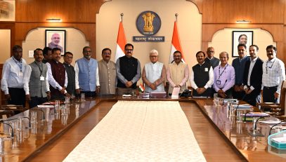 23.04.2026: महाराष्ट्राचे राज्यपाल जिष्णु देव वर्मा यांच्या अध्यक्षतेखाली आज राज्यातील कृषि व पदूम विभागाच्या वरिष्ठ अधिकाऱ्यांची तसेच राज्यातील कृषि तसेच पशुविज्ञान विद्यापीठांच्या कुलगुरुंची बैठक संपन्न झाली. यावेळी राज्यपालांनी प्रत्येक कृषि विद्यापीठाला कृषि आधारित इन्क्युबेशन सेंटर तसेच कृषि उत्पादनांवर आधारित ५० स्टार्टअप्स सुरु करण्याच्या सूचना केल्या. विद्यापीठात तयार होणाऱ्या कृषि आधारित उत्पादनांची विक्री व्हावी व त्यातून कृषि स्नातकांना उत्पन्नाचे साधन मिळावे या दृष्टीने स्टार्टअप्सना चालना देण्याची सूचना राज्यपालांनी केली. सुरुवातीला पदूम विभागाचे सचिव डॉ रामास्वामी एन. यांनी पशुसंवर्धन, दुग्धव्यवसाय व मत्स्यव्यवसाय याबाबत सादरीकरण करुन पदूम क्षेत्रातील संधी व आव्हाने यांचे विवेचन केले. कृषी आयुक्त सुरज मांढरे, मत्स्य आयुक्त प्रेरणा देशभ्रतार, पशुसंवर्धन आयुक्त डॉ. किरण पाटील, तसेच राज्यातील चारही कृषी विद्यापीठ व पशु व मत्स्य विज्ञान विद्यापीठाचे कुलगुरू उपस्थित होते. यावेळी पदूम सचिव तसेच कृषि आयुक्तांनी सादरीकरण केले. त्यानंतर नागपूर येथील महाराष्ट्र पशु व मत्स्य विज्ञान विद्यापीठाचे कुलगुरु डॉ नितीन पाटील यांनी सादरीकरण केले. डॉ. बाळासाहेब सावंत कोकण कृषी विद्यापीठाचे कुलगुरु डॉ संजय भावे यांनी यावेळी विद्यापीठाबाबत सादरीकरण केले. महात्मा फुले कृषी विद्यापीठ, राहुरीचे कुलगरु डॉ विलास खर्चे, डॉ पंजाबराव देशमुख कृषी विद्यापीठ, अकोलाचे कुलगरु डॉ. शरद गडाख, वसंतराव नाईक मराठवाडा कृषी विद्यापीठ, परभणीचे कुलगरु डॉ. इंद्र मणी  यांनी देखील आपापल्या विद्यापीठांचे सादरीकरण केले.