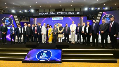 25.04.2026: महाराष्ट्राचे राज्यपाल जिष्णु देव वर्मा यांच्या उपस्थितीत आज मुंबई येथे १५ व्या वार्षिक ‘लीगल  इरा इंडियन लीगल अवॉर्ड्स’ समारंभाला सुरुवात झाली. एसोसिएशन ऑफ इंडियन लॉ फर्म्स आणि लीगल इरा मीडिया ग्रुप यांच्या संयुक्त विद्यमाने स्थापन करण्यात आलेले हे पुरस्कार विधी क्षेत्रातील व्यावसायिक आणि फर्म्सना प्रदान केले जातात. उदघाटन सोहळ्याला सर्वोच्च न्यायालयातील न्यायमूर्ती संजय करोल व न्या. उज्जल भुयान, राज्याचे माहिती तंत्रज्ञान व सांस्कृतिक कार्य मंत्री आशिष शेलार, मुंबई उच्च न्यायालयातील न्यायमूर्ती मनीष पितळे व न्या. हितेन वेणेगावकर, सर्वोच्च न्यायालयातील सेवानिवृत्त न्यायमूर्ती हिमा कोहली,  एसोसिएशन ऑफ इंडियन लॉ फर्म्सचे अध्यक्ष निलेश त्रिभुवन,  लीगल इरा मीडिया ग्रुपच्या संस्थापिका आकृती रायजादा, राज्यपालांचे सचिव डॉ प्रशांत नारनवरे तसेच वरिष्ठ वकील, जनरल काउन्सेल्स आणि विधी फर्म्सचे भागीदार उपस्थित होते.
