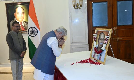 30.04.2026:राष्ट्रसंत तुकडोजी महाराज  यांच्या जयंतीनिमित्त राज्यपाल जिष्णु देव वर्मा  यांनी लोकभवन मुंबई येथे त्यांच्या प्रतिमेला पुष्पांजली वाहून अभिवादन केले. यावेळी राज्यपालांचे सचिव डॉ. प्रशांत नारनवरे, राज्यपालांचे सहसचिव एस. राममूर्ती, राज्यपालांचे परिवार प्रबंधक डॉ. निशिकांत देशपांडे  तसेच लोक भवनातील अधिकारी, कर्मचारी तसेच पोलीस अधिकारी व कर्मचारी उपस्थित होते.
