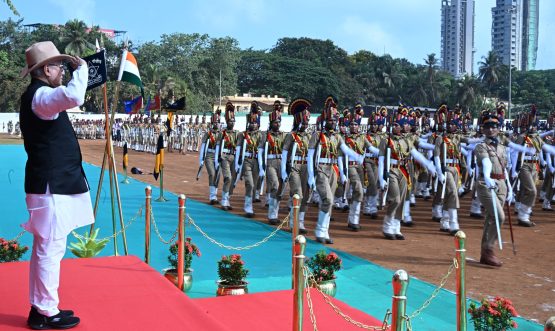 ६७ वा महाराष्ट्र राज्य स्थापना दिन: राज्यपालांची राष्ट्रध्वजाला मानवंदना