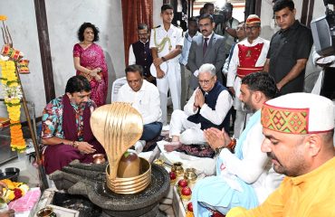 Governor visits Shri Dhakaleshwar Mahadev Temple and perform Abhishek and Pooja
