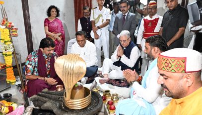 Governor visits Shri Dhakaleshwar Mahadev Temple and perform Abhishek and Pooja