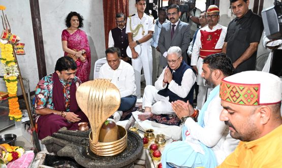 Governor visits Shri Dhakaleshwar Mahadev Temple and perform Abhishek and Pooja