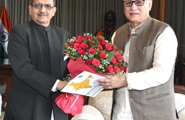 12.05.20226: Director General of All India Institute of Local Self-Government Jairaj Phatak called on Maharashtra Governor Jishnu Dev Varma at Lok Bhavan, Mumbai.  
Director of Regional Centre for Urban & Environmental Studies (RCUES) Dr. Ajit Salvi and Senior Research Officer of Regional Centre for Urban & Environmental Studies (RCUES) were also present.