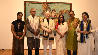 12.05.2026: महाराष्ट्राचे राज्यपाल श्री. जिष्णु देव वर्मा यांनी आज मुंबईतील जहांगीर आर्ट गॅलरी येथे राष्ट्रीय पुरस्कार विजेत्या कलाकार  श्रीमती तपती भौमिक मजूमदार यांच्या “भूमिजा — बॉर्न ऑफ द अर्थ” या कला प्रदर्शनाला भेट दिली. या प्रसंगी श्रीमती  तपती भौमिक मजूमदार यांनी राज्यपालांचे स्वागत केले. १२ ते १८ मे २०२६ दरम्यान चालणाऱ्या या प्रदर्शनात निसर्ग, पारंपरिक वस्त्रकला आणि सांस्कृतिक अलंकारांवर आधारित आधुनिक कलाकृतींचा समावेश आहे.  राज्यपालांनी कलाकृतींच्या सर्जनशीलतेचे आणि गहनतेचे कौतुक करत भारताच्या समृद्ध सांस्कृतिक व कलात्मक वारशात कलाकारांच्या योगदानाचे अभिनंदन केले.  या कार्यक्रमाला अभिनेत्री जयती भाटिया, सर जे. जे. स्कूल ऑफ आर्टचे प्राध्यापक श्री. मारुती शेळके, राष्ट्रीय पुरस्कार विजेत्या कलाकार श्रीमती तपती भौमिक मजूमदार तसेच इतर कला प्रेमी यावेळी उपस्थित होते.
