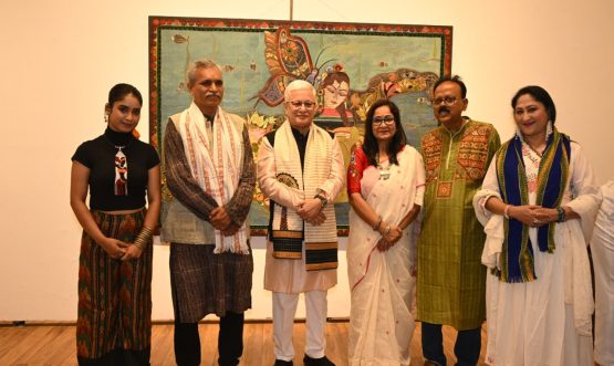 12.05.2026: महाराष्ट्राचे राज्यपाल श्री. जिष्णु देव वर्मा यांनी आज मुंबईतील जहांगीर आर्ट गॅलरी येथे राष्ट्रीय पुरस्कार विजेत्या कलाकार  श्रीमती तपती भौमिक मजूमदार यांच्या “भूमिजा — बॉर्न ऑफ द अर्थ” या कला प्रदर्शनाला भेट दिली. या प्रसंगी श्रीमती  तपती भौमिक मजूमदार यांनी राज्यपालांचे स्वागत केले. १२ ते १८ मे २०२६ दरम्यान चालणाऱ्या या प्रदर्शनात निसर्ग, पारंपरिक वस्त्रकला आणि सांस्कृतिक अलंकारांवर आधारित आधुनिक कलाकृतींचा समावेश आहे.  राज्यपालांनी कलाकृतींच्या सर्जनशीलतेचे आणि गहनतेचे कौतुक करत भारताच्या समृद्ध सांस्कृतिक व कलात्मक वारशात कलाकारांच्या योगदानाचे अभिनंदन केले.  या कार्यक्रमाला अभिनेत्री जयती भाटिया, सर जे. जे. स्कूल ऑफ आर्टचे प्राध्यापक श्री. मारुती शेळके, राष्ट्रीय पुरस्कार विजेत्या कलाकार श्रीमती तपती भौमिक मजूमदार तसेच इतर कला प्रेमी यावेळी उपस्थित होते.