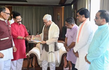 12.05.2026: A delegation of the Bhatke Vimukt Vikas Parishad, led by its President Uddhav Kale, called on Maharashtra Governor Jishnu Dev Varma at Lok Bhavan, Mumbai and discussed various issues concerning the extremely backward nomadic and denotified communities in the State. During the meeting, the delegation discussed issues related to education, healthcare and government documentation for members of the nomadic and denotified communities. The Parishad invited the Governor to visit the Eklavya Vidya Sankul at Yamgarwadi in Tuljapur taluka of Dharashiv district. The delegation also invited the Governor to attend a programme for distribution of caste certificates, Aadhaar cards and other documents on the occasion of Vimukt Day on 31 August. The Governor informed the delegation that representatives of the extremely backward nomadic and denotified communities in the State would be invited to Lok Bhavan to understand and discuss their problems. Working President of the Bhatke Vimukt Vikas Parishad Dr Sanjay Puri, General Secretary Narsing Zhare, Treasurer Naresh Pote, Vidarbha Coordinator Rajendra Donadkar, Regional Co-Coordinator Sharad Makhar and Rahul Chavan were present on the occasion.