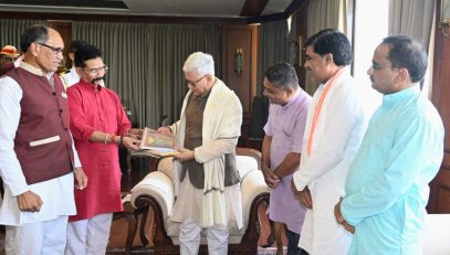 12.05.2026: भटके विमुक्त विकास परिषदेचे अध्यक्ष उद्धव काळे यांचेसह परिषदेच्या पदाधिकाऱ्यांनी राज्यपाल जिष्णु देव वर्मा यांची लोकभवन, मुंबई येथे भेट घेऊन राज्यातील अतिमागास भटक्या विमुक्त समाजातील लोकांच्या विविध समस्यांबाबत चर्चा केली.  राज्यातील अतिमागास भटक्या विमुक्त समाजातील प्रतिनिधींना आपण लोकभवन येथे निमंत्रित करुन त्यांच्या समस्या जाणून घेऊ असे आश्वासन राज्यपालांनी शिष्टमंडळाला सांगितले. यावेळी शिष्टमंडळाने भटक्या विमुक्त समाजाच्या शिक्षण, आरोग्य, सरकारी नोंदीसंबंधी कागदपत्रे आदी प्रश्नांवर चर्चा केली. परिषदेने राज्यपालांना यमगरवाडी, तालुका तुळजापूर, जिल्हा धाराशिव येथील एकलव्य विद्या संकुल येथे भेट देण्याचे निमंत्रण दिले. तसेच दिनांक ३१ ऑगस्ट या विमुक्त दिनानिमित्त जातीचा दाखल, आधार कार्ड आदी कागदपत्रे वितरणाच्या कार्यक्रमाचे निमंत्रण दिले. यावेळी भटके विमुक्त विकास परिषदेचे कार्याध्यक्ष डॉ संजय पुरी, कार्यवाह नरसिंग झरे, कोषाध्यक्ष नरेश पोटे, विदर्भ संयोजक राजेंद्र दोनाडकर, प्रांत सहसंयोजक शरद मखर व राहुल चव्हाण आदी उपस्थित होते.