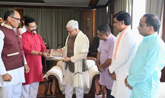 12.05.2026: भटके विमुक्त विकास परिषदेचे अध्यक्ष उद्धव काळे यांचेसह परिषदेच्या पदाधिकाऱ्यांनी राज्यपाल जिष्णु देव वर्मा यांची लोकभवन, मुंबई येथे भेट घेऊन राज्यातील अतिमागास भटक्या विमुक्त समाजातील लोकांच्या विविध समस्यांबाबत चर्चा केली.  राज्यातील अतिमागास भटक्या विमुक्त समाजातील प्रतिनिधींना आपण लोकभवन येथे निमंत्रित करुन त्यांच्या समस्या जाणून घेऊ असे आश्वासन राज्यपालांनी शिष्टमंडळाला सांगितले. यावेळी शिष्टमंडळाने भटक्या विमुक्त समाजाच्या शिक्षण, आरोग्य, सरकारी नोंदीसंबंधी कागदपत्रे आदी प्रश्नांवर चर्चा केली. परिषदेने राज्यपालांना यमगरवाडी, तालुका तुळजापूर, जिल्हा धाराशिव येथील एकलव्य विद्या संकुल येथे भेट देण्याचे निमंत्रण दिले. तसेच दिनांक ३१ ऑगस्ट या विमुक्त दिनानिमित्त जातीचा दाखल, आधार कार्ड आदी कागदपत्रे वितरणाच्या कार्यक्रमाचे निमंत्रण दिले. यावेळी भटके विमुक्त विकास परिषदेचे कार्याध्यक्ष डॉ संजय पुरी, कार्यवाह नरसिंग झरे, कोषाध्यक्ष नरेश पोटे, विदर्भ संयोजक राजेंद्र दोनाडकर, प्रांत सहसंयोजक शरद मखर व राहुल चव्हाण आदी उपस्थित होते.