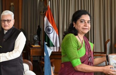 13.05.2026:  स्मिता वत्स शर्मा, महासंचालक (पश्चिम विभाग) पत्र सुचना कार्यालय, माहिती आणि प्रसारण मंत्रालय, भारत सरकार यांनी आज राज्यपाल जिष्णु देव वर्मा यांची लोकभवन, मुंबई येथे सदिच्छा भेट घेतली.  यावेळी जयदेवी पुजारी स्वामी, उपसंचालक, पत्र सूचना कार्यालय या देखील उपस्थित होत्या.