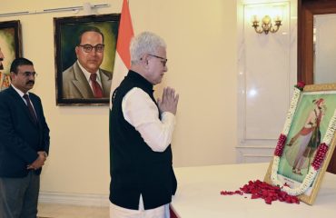 14.05.2026: छत्रपती संभाजी महाराज यांच्या जयंती निमित्त राज्यपाल जिष्णु देव वर्मा यांनी आज लोकभवन मुंबई येथे  महाराजांच्या प्रतिमेला पुष्पांजली वाहून अभिवादन केले.  यावेळी लोकभवनातील अधिकारी व  कर्मचारी यांनी देखील छत्रपती संभाजी महाराज यांना अभिवादन केले.