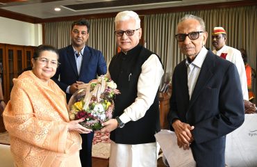 आदित्य बिर्ला समूहाच्या मानद संचालिका पद्मभूषण राजश्री बिर्ला यांनी राज्यपाल जिष्णु देव वर्मा यांची महाराष्ट्र लोकभवन मुंबई येथे सदिच्छा भेट घेतली. यावेळी बिर्ला समूहातील यावेळी बिर्ला विश्वस्त न्यासाचे समूह सल्लागार आस्करन अगरवाला हे देखील उपस्थित होते. यावेळी राजश्री बिर्ला यांनी राज्यपालांना बिर्ला समूहाच्या सामाजिक उपक्रमांची माहिती दिली.
