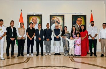 18.05.2026: मतिमंद व अनाथ मुलांचे पालक शंकरबाबा पापळकर यांनी मुंबईत आयोजित केलेल्या काष्ठशिल्प कलाकृतींच्या प्रदर्शनाला राज्यपाल जिष्णु देव वर्मा यांनी भेट दिली व दिव्यांग कलाकारांनी तयार केलेल्या कलाकृतींचे अवलोकन केले. यावेळी राज्यपालांनी काष्ठ शिल्प कलाकारांशी संवाद साधला तसेच शंकरबाबा पापळकर यांच्या कार्याचे कौतुक केले. शंकरबाबा पापळकर यांनी यावेळी राज्यपालांना विविध काष्ठशिल्पांच्या वैशिष्ट्याची माहिती दिली. आगमनप्रसंगी शंकरबाबा पापळकर तसेच पु ल देशपांडे अकादमीच्या संचालिका मीनल जोगळेकर यांनी राज्यपालांचे स्वागत केले. पद्मश्री शंकर बाबा पापळकर यांच्या मार्गदर्शनाखाली स्व. अंबादास पंत वैद्य बेवारस दिव्यांग बालगृह, वझ्झर, जिल्हा अमरावती येथील अनाथ मुलांनी सागवान व बेल आदी लाकडापासून विविध काष्ठशिल्पे साकारली असून या कलाकृती विक्रीसाठी ठेवण्यात आल्या आहे. काष्ठ कलाकृतींचे प्रदर्शन दिनांक १८ मे पर्यंत सर्वांसाठी खुले आहे.  यावेळी राज्यपालांचे सचिव डॉ. प्रशांत नारनवरे, कलादालनाच्या क्युरेटर वर्षा कारळे तसेच छायाचित्रकार शिरीष कारळे उपस्थित होते.