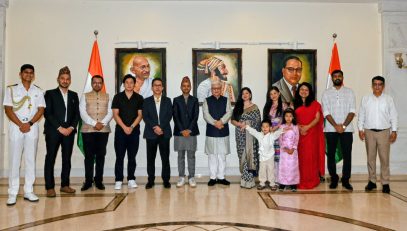 18.05.2026: मतिमंद व अनाथ मुलांचे पालक शंकरबाबा पापळकर यांनी मुंबईत आयोजित केलेल्या काष्ठशिल्प कलाकृतींच्या प्रदर्शनाला राज्यपाल जिष्णु देव वर्मा यांनी भेट दिली व दिव्यांग कलाकारांनी तयार केलेल्या कलाकृतींचे अवलोकन केले. यावेळी राज्यपालांनी काष्ठ शिल्प कलाकारांशी संवाद साधला तसेच शंकरबाबा पापळकर यांच्या कार्याचे कौतुक केले. शंकरबाबा पापळकर यांनी यावेळी राज्यपालांना विविध काष्ठशिल्पांच्या वैशिष्ट्याची माहिती दिली. आगमनप्रसंगी शंकरबाबा पापळकर तसेच पु ल देशपांडे अकादमीच्या संचालिका मीनल जोगळेकर यांनी राज्यपालांचे स्वागत केले. पद्मश्री शंकर बाबा पापळकर यांच्या मार्गदर्शनाखाली स्व. अंबादास पंत वैद्य बेवारस दिव्यांग बालगृह, वझ्झर, जिल्हा अमरावती येथील अनाथ मुलांनी सागवान व बेल आदी लाकडापासून विविध काष्ठशिल्पे साकारली असून या कलाकृती विक्रीसाठी ठेवण्यात आल्या आहे. काष्ठ कलाकृतींचे प्रदर्शन दिनांक १८ मे पर्यंत सर्वांसाठी खुले आहे.  यावेळी राज्यपालांचे सचिव डॉ. प्रशांत नारनवरे, कलादालनाच्या क्युरेटर वर्षा कारळे तसेच छायाचित्रकार शिरीष कारळे उपस्थित होते.