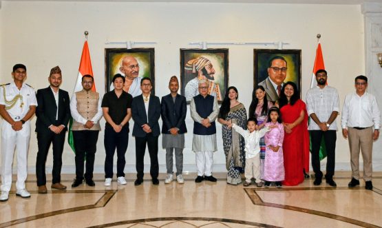 18.05.2026: मतिमंद व अनाथ मुलांचे पालक शंकरबाबा पापळकर यांनी मुंबईत आयोजित केलेल्या काष्ठशिल्प कलाकृतींच्या प्रदर्शनाला राज्यपाल जिष्णु देव वर्मा यांनी भेट दिली व दिव्यांग कलाकारांनी तयार केलेल्या कलाकृतींचे अवलोकन केले. यावेळी राज्यपालांनी काष्ठ शिल्प कलाकारांशी संवाद साधला तसेच शंकरबाबा पापळकर यांच्या कार्याचे कौतुक केले. शंकरबाबा पापळकर यांनी यावेळी राज्यपालांना विविध काष्ठशिल्पांच्या वैशिष्ट्याची माहिती दिली. आगमनप्रसंगी शंकरबाबा पापळकर तसेच पु ल देशपांडे अकादमीच्या संचालिका मीनल जोगळेकर यांनी राज्यपालांचे स्वागत केले. पद्मश्री शंकर बाबा पापळकर यांच्या मार्गदर्शनाखाली स्व. अंबादास पंत वैद्य बेवारस दिव्यांग बालगृह, वझ्झर, जिल्हा अमरावती येथील अनाथ मुलांनी सागवान व बेल आदी लाकडापासून विविध काष्ठशिल्पे साकारली असून या कलाकृती विक्रीसाठी ठेवण्यात आल्या आहे. काष्ठ कलाकृतींचे प्रदर्शन दिनांक १८ मे पर्यंत सर्वांसाठी खुले आहे.  यावेळी राज्यपालांचे सचिव डॉ. प्रशांत नारनवरे, कलादालनाच्या क्युरेटर वर्षा कारळे तसेच छायाचित्रकार शिरीष कारळे उपस्थित होते.