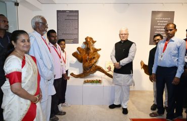18.05.2026: मतिमंद व अनाथ मुलांचे पालक शंकरबाबा पापळकर यांनी मुंबईत आयोजित केलेल्या काष्ठशिल्प कलाकृतींच्या प्रदर्शनाला राज्यपाल जिष्णु देव वर्मा यांनी भेट दिली व दिव्यांग कलाकारांनी तयार केलेल्या कलाकृतींचे अवलोकन केले. यावेळी राज्यपालांनी काष्ठ शिल्प कलाकारांशी संवाद साधला तसेच शंकरबाबा पापळकर यांच्या कार्याचे कौतुक केले. शंकरबाबा पापळकर यांनी यावेळी राज्यपालांना विविध काष्ठशिल्पांच्या वैशिष्ट्याची माहिती दिली. आगमनप्रसंगी शंकरबाबा पापळकर तसेच पु ल देशपांडे अकादमीच्या संचालिका मीनल जोगळेकर यांनी राज्यपालांचे स्वागत केले. पद्मश्री शंकर बाबा पापळकर यांच्या मार्गदर्शनाखाली स्व. अंबादास पंत वैद्य बेवारस दिव्यांग बालगृह, वझ्झर, जिल्हा अमरावती येथील अनाथ मुलांनी सागवान व बेल आदी लाकडापासून विविध काष्ठशिल्पे साकारली असून या कलाकृती विक्रीसाठी ठेवण्यात आल्या आहे. काष्ठ कलाकृतींचे प्रदर्शन दिनांक १८ मे पर्यंत सर्वांसाठी खुले आहे.  यावेळी राज्यपालांचे सचिव डॉ. प्रशांत नारनवरे, कलादालनाच्या क्युरेटर वर्षा कारळे तसेच छायाचित्रकार शिरीष कारळे उपस्थित होते.
