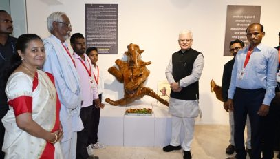 18.05.2026: मतिमंद व अनाथ मुलांचे पालक शंकरबाबा पापळकर यांनी मुंबईत आयोजित केलेल्या काष्ठशिल्प कलाकृतींच्या प्रदर्शनाला राज्यपाल जिष्णु देव वर्मा यांनी भेट दिली व दिव्यांग कलाकारांनी तयार केलेल्या कलाकृतींचे अवलोकन केले. यावेळी राज्यपालांनी काष्ठ शिल्प कलाकारांशी संवाद साधला तसेच शंकरबाबा पापळकर यांच्या कार्याचे कौतुक केले. शंकरबाबा पापळकर यांनी यावेळी राज्यपालांना विविध काष्ठशिल्पांच्या वैशिष्ट्याची माहिती दिली. आगमनप्रसंगी शंकरबाबा पापळकर तसेच पु ल देशपांडे अकादमीच्या संचालिका मीनल जोगळेकर यांनी राज्यपालांचे स्वागत केले. पद्मश्री शंकर बाबा पापळकर यांच्या मार्गदर्शनाखाली स्व. अंबादास पंत वैद्य बेवारस दिव्यांग बालगृह, वझ्झर, जिल्हा अमरावती येथील अनाथ मुलांनी सागवान व बेल आदी लाकडापासून विविध काष्ठशिल्पे साकारली असून या कलाकृती विक्रीसाठी ठेवण्यात आल्या आहे. काष्ठ कलाकृतींचे प्रदर्शन दिनांक १८ मे पर्यंत सर्वांसाठी खुले आहे.  यावेळी राज्यपालांचे सचिव डॉ. प्रशांत नारनवरे, कलादालनाच्या क्युरेटर वर्षा कारळे तसेच छायाचित्रकार शिरीष कारळे उपस्थित होते.