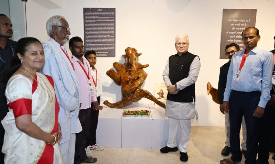 18.05.2026: मतिमंद व अनाथ मुलांचे पालक शंकरबाबा पापळकर यांनी मुंबईत आयोजित केलेल्या काष्ठशिल्प कलाकृतींच्या प्रदर्शनाला राज्यपाल जिष्णु देव वर्मा यांनी भेट दिली व दिव्यांग कलाकारांनी तयार केलेल्या कलाकृतींचे अवलोकन केले. यावेळी राज्यपालांनी काष्ठ शिल्प कलाकारांशी संवाद साधला तसेच शंकरबाबा पापळकर यांच्या कार्याचे कौतुक केले. शंकरबाबा पापळकर यांनी यावेळी राज्यपालांना विविध काष्ठशिल्पांच्या वैशिष्ट्याची माहिती दिली. आगमनप्रसंगी शंकरबाबा पापळकर तसेच पु ल देशपांडे अकादमीच्या संचालिका मीनल जोगळेकर यांनी राज्यपालांचे स्वागत केले. पद्मश्री शंकर बाबा पापळकर यांच्या मार्गदर्शनाखाली स्व. अंबादास पंत वैद्य बेवारस दिव्यांग बालगृह, वझ्झर, जिल्हा अमरावती येथील अनाथ मुलांनी सागवान व बेल आदी लाकडापासून विविध काष्ठशिल्पे साकारली असून या कलाकृती विक्रीसाठी ठेवण्यात आल्या आहे. काष्ठ कलाकृतींचे प्रदर्शन दिनांक १८ मे पर्यंत सर्वांसाठी खुले आहे.  यावेळी राज्यपालांचे सचिव डॉ. प्रशांत नारनवरे, कलादालनाच्या क्युरेटर वर्षा कारळे तसेच छायाचित्रकार शिरीष कारळे उपस्थित होते.