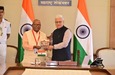 20.05.2026:  भटके विमुक्त विकास परिषदेचे संस्थापक अध्यक्ष व समरसता मंचचे दीर्घ काळ कार्याध्यक्ष राहिलेले पद्मश्री भिकुजी (दादा) इदाते यांच्या इंग्रजी अनुवादित पिलग्रीम ऑफ समरसता या ग्रंथाचे प्रकाशन राज्यपाल जिष्णु देव वर्मा यांच्या हस्ते आज महाराष्ट्र लोकभवन मुंबई येथे झाले. नीलिमा देशपांडे यांनी दादा इदाते यांच्या जीवन कार्यावर लिहिलेल्या 'समरसतेचा वारकरी' या ग्रंथाचे सदर ग्रंथ हे इंग्रजी भाषांतर असून ऋतुराज पत्की यांनी ते अनुवादित केले आहे. ग्रंथाला सरसंघचालक मोहन भागवत यांची प्रस्तावना आहे.  राज्यपालांच्या हस्ते आज उद्योजक तसेच पितांबरी समूहाचे व्यवस्थापकीय संचालक डॉ रवींद्र प्रभूदेसाई यांच्या 'आधुनिक शेतीचे मॉडेल' व 'आपलं कोकण' या दोन पुस्तकांचे देखील लोकभवन येथे प्रकाशन करण्यात आले.  पुस्तक प्रकाशन सोहळ्याला हिंदुस्तान प्रकाशन संस्था व साप्ताहिक विवेकचे मार्गदर्शक पद्मश्री रमेश पतंगे तसेच साप्ताहिक विवेक तसेच पितांबरी उद्योग समूहातील संचालक उपस्थित होते.