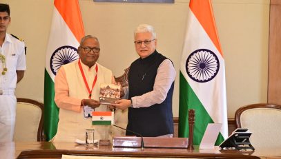 20.05.2026:  भटके विमुक्त विकास परिषदेचे संस्थापक अध्यक्ष व समरसता मंचचे दीर्घ काळ कार्याध्यक्ष राहिलेले पद्मश्री भिकुजी (दादा) इदाते यांच्या इंग्रजी अनुवादित पिलग्रीम ऑफ समरसता या ग्रंथाचे प्रकाशन राज्यपाल जिष्णु देव वर्मा यांच्या हस्ते आज महाराष्ट्र लोकभवन मुंबई येथे झाले. नीलिमा देशपांडे यांनी दादा इदाते यांच्या जीवन कार्यावर लिहिलेल्या 'समरसतेचा वारकरी' या ग्रंथाचे सदर ग्रंथ हे इंग्रजी भाषांतर असून ऋतुराज पत्की यांनी ते अनुवादित केले आहे. ग्रंथाला सरसंघचालक मोहन भागवत यांची प्रस्तावना आहे.  राज्यपालांच्या हस्ते आज उद्योजक तसेच पितांबरी समूहाचे व्यवस्थापकीय संचालक डॉ रवींद्र प्रभूदेसाई यांच्या 'आधुनिक शेतीचे मॉडेल' व 'आपलं कोकण' या दोन पुस्तकांचे देखील लोकभवन येथे प्रकाशन करण्यात आले.  पुस्तक प्रकाशन सोहळ्याला हिंदुस्तान प्रकाशन संस्था व साप्ताहिक विवेकचे मार्गदर्शक पद्मश्री रमेश पतंगे तसेच साप्ताहिक विवेक तसेच पितांबरी उद्योग समूहातील संचालक उपस्थित होते.