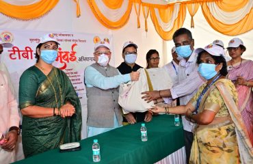 26.05.2026: Maharashtra Governor Jishnu Dev Varma launched the 'TB Mukt Mumbai' Campaign to be implemented by Brihanmumbai Municipal Corporation at Lokmanya Tilak Hospital Sion in Mumbai. The 'TB Mukt Mumbai' campaign, a part of the 'TB Mukt Bharat Abhiyan was launched by BMC at the instance of Lok Bhavan with focus on the slum areas of Mumbai. The inauguration of the ‘TB Free Mumbai’ campaign, organized on the initiative of Maharashtra Lok Bhavan, was attended by Mayor Ritu Tawde, Deputy Mayor Sanjay Ghadi, MLA Captain Tamil Selvan, MLA Dr. Jyoti Gaikwad, MLA Sunil Shinde, Chairman of the Municipal Corporation’s Public Health Committee Harish Bhandirge, Chairperson of the Education Committee Rajeshree Shirwadkar, Vice Chairman of the Market and Garden Committee Bhaskar Shetty, AMC (Suburbs) Vipin Sharma, Secretary to the Governor Dr. Prashant Narnaware, doctors, ASHA workers and officials of the Municipal Corporation. The Governor released an information booklet ‘TB Mukt Mumbai’ Abhiyan on the occasion. Earlier, the Governor visited the Eknathrao Gaikwad Health Centre in Dharavi, where he interacted with TB officers, doctors, staff members and ASHA workers, and distributed nutrition kits to TB patients. During the programme, the Governor also accepted responsibility for providing nutritional support to 30 tuberculosis patients. In recognition of this gesture, Mayor Ritu Tawde presented the Governor with a 'Nikshay Mitra' certificate.