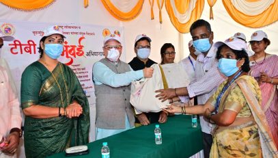 26.05.2026: Maharashtra Governor Jishnu Dev Varma launched the 'TB Mukt Mumbai' Campaign to be implemented by Brihanmumbai Municipal Corporation at Lokmanya Tilak Hospital Sion in Mumbai. The 'TB Mukt Mumbai' campaign, a part of the 'TB Mukt Bharat Abhiyan was launched by BMC at the instance of Lok Bhavan with focus on the slum areas of Mumbai. The inauguration of the ‘TB Free Mumbai’ campaign, organized on the initiative of Maharashtra Lok Bhavan, was attended by Mayor Ritu Tawde, Deputy Mayor Sanjay Ghadi, MLA Captain Tamil Selvan, MLA Dr. Jyoti Gaikwad, MLA Sunil Shinde, Chairman of the Municipal Corporation’s Public Health Committee Harish Bhandirge, Chairperson of the Education Committee Rajeshree Shirwadkar, Vice Chairman of the Market and Garden Committee Bhaskar Shetty, AMC (Suburbs) Vipin Sharma, Secretary to the Governor Dr. Prashant Narnaware, doctors, ASHA workers and officials of the Municipal Corporation. The Governor released an information booklet ‘TB Mukt Mumbai’ Abhiyan on the occasion. Earlier, the Governor visited the Eknathrao Gaikwad Health Centre in Dharavi, where he interacted with TB officers, doctors, staff members and ASHA workers, and distributed nutrition kits to TB patients. During the programme, the Governor also accepted responsibility for providing nutritional support to 30 tuberculosis patients. In recognition of this gesture, Mayor Ritu Tawde presented the Governor with a 'Nikshay Mitra' certificate.