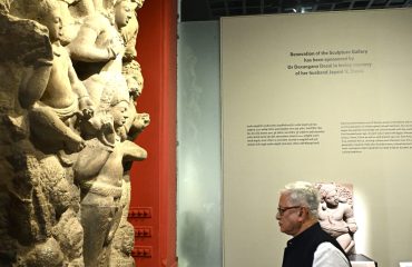 16.07.2026 : राज्यपाल जिष्णु देव वर्मा यांनी मुंबईतील ऐतिहासिक छत्रपती शिवाजी महाराज वस्तु संग्रहालयाला भेट देऊन विविध कलाशैलींमधील ऐतिहासिक व कलात्मक वस्तूंच्या संग्रहाचे अवलोकन केले. यावेळी राज्यपालांनी संग्रहालयाच्या कार्याचे कौतुक केले तसेच देशातील नामशेष होत चाललेल्या पारंपरिक कलांचे जतन करण्यासाठी सहकार्य करण्याचे आवाहन केले.  संग्रहालयाचे महासंचालक सव्यसाची मुखर्जी यांनी राज्यपालांना संग्रहालयाचा इतिहास, वाटचाल आणि कार्याची माहिती दिली. त्यांनंतर त्यांनी संग्रहालयातील अन्य क्युरेटर्ससह प्राचीन भारत व विश्व दालन, शिल्पकला दालन, हिमालयीन कला दालन तसेच लघुचित्रे आणि वस्त्र संग्रहालय दाखवले. वस्तू संग्रहालय आपले फिरते संग्रहालय तसेच इतर जनजागृती कार्यक्रमांद्वारे सर्वसामान्य नागरिक आणि विद्यार्थ्यांमध्ये देशाच्या समृद्ध वारशाबाबत जागरूकता आणि संवेदनशीलता निर्माण करण्याचे कार्य करीत असल्याचे मुखर्जी यांनी सांगितले.