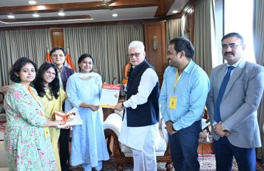 16.07.2026 : 'सोसायटी फॉर द प्रमोशन ऑफ इंडियन क्लासिकल म्युझिक अँड कल्चर अमंग युथ' (SPIC MACAY) च्या एका शिष्टमंडळाने महाराष्ट्राचे राज्यपाल जिष्णु देव वर्मा यांची आज लोकभवन, मुंबई येथे भेट घेतली.
शिष्टमंडळाने भारतीय शास्त्रीय संगीत आणि संस्कृतीचा प्रसार करणाऱ्या 'स्पिक मॅके या संस्थेच्या उपक्रमांविषयीची  माहिती देणारी 'संदेश' या  पुस्त‍िकेची प्रत राज्यपालांना भेट दिली तसेच राज्यपालांना इंडियन इन्स्टिट्यूट ऑफ टेक्नॉलॉजी, दिल्ली येथे होणाऱ्या 'स्पिक मॅके'च्या सुवर्णमहोत्सवी कार्यक्रमाचे निमंत्रण  दिले.  यावेळी कल्पन शुक्ला, नेहा बंद्योपाध्याय, गीता प्रकाश, सब्यसाची डे आणि सिम्पी सिंह उपस्थित होते.