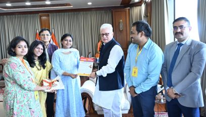 16.07.2026 : 'सोसायटी फॉर द प्रमोशन ऑफ इंडियन क्लासिकल म्युझिक अँड कल्चर अमंग युथ' (SPIC MACAY) च्या एका शिष्टमंडळाने महाराष्ट्राचे राज्यपाल जिष्णु देव वर्मा यांची आज लोकभवन, मुंबई येथे भेट घेतली.
शिष्टमंडळाने भारतीय शास्त्रीय संगीत आणि संस्कृतीचा प्रसार करणाऱ्या 'स्पिक मॅके या संस्थेच्या उपक्रमांविषयीची  माहिती देणारी 'संदेश' या  पुस्त‍िकेची प्रत राज्यपालांना भेट दिली तसेच राज्यपालांना इंडियन इन्स्टिट्यूट ऑफ टेक्नॉलॉजी, दिल्ली येथे होणाऱ्या 'स्पिक मॅके'च्या सुवर्णमहोत्सवी कार्यक्रमाचे निमंत्रण  दिले.  यावेळी कल्पन शुक्ला, नेहा बंद्योपाध्याय, गीता प्रकाश, सब्यसाची डे आणि सिम्पी सिंह उपस्थित होते.