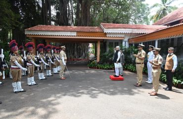 17.07.2026: महाराष्ट्राचे राज्यपाल जिष्णु देव वर्मा यांचे आज कार्यक्रमान‍िमित्त पुणे येथे आमगन झाले.  लोकभवन पुणे येथे आगमन प्रसंगी पोलीस दलाकडून राज्यपालांना मानवंदना देण्यात आली. राज्यपालांच्या उपस्थ‍ितीत आज डिजी 100 x पुणे डायलॉग हे चर्चासत्र होणार आहे.