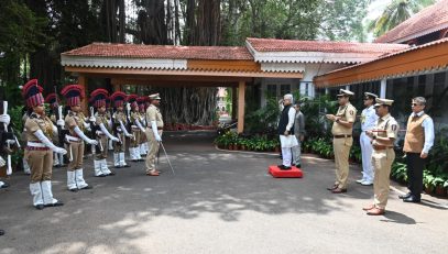 17.07.2026: महाराष्ट्राचे राज्यपाल जिष्णु देव वर्मा यांचे आज कार्यक्रमान‍िमित्त पुणे येथे आमगन झाले.  लोकभवन पुणे येथे आगमन प्रसंगी पोलीस दलाकडून राज्यपालांना मानवंदना देण्यात आली. राज्यपालांच्या उपस्थ‍ितीत आज डिजी 100 x पुणे डायलॉग हे चर्चासत्र होणार आहे.